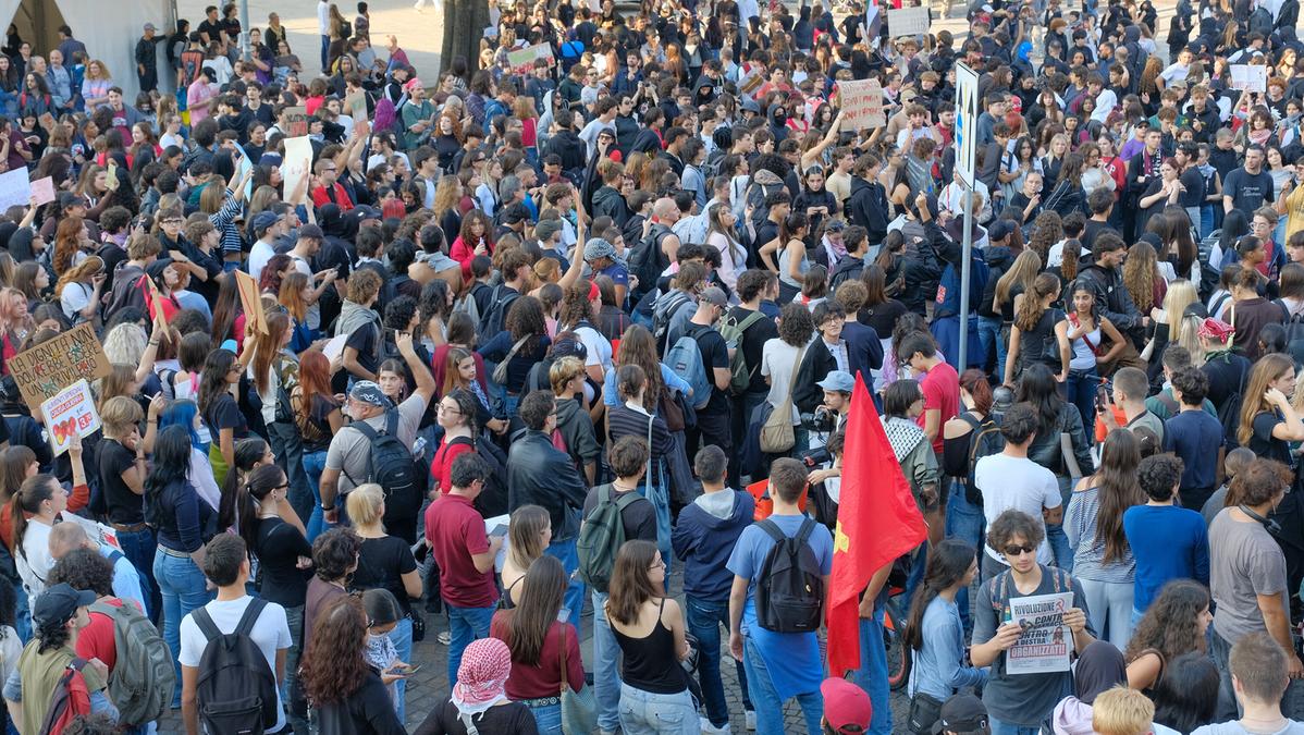 La protesta di Milano: migliaia di giovani chiedono dignità e salari giusti, nuovi cortei in arrivo in Europa