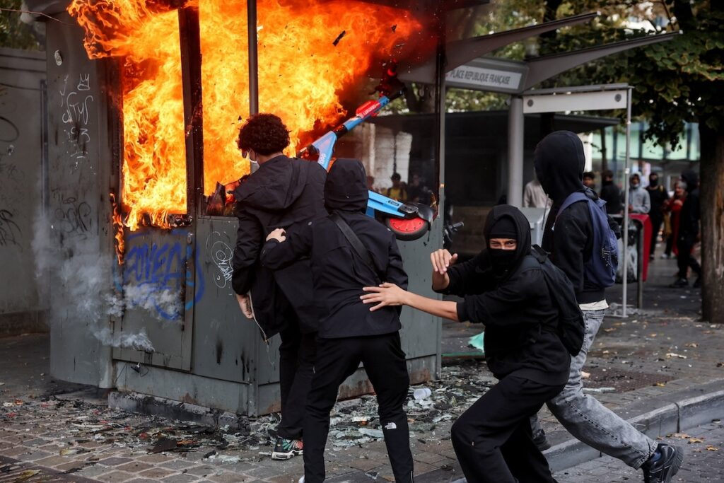 Le proteste studentesche in Belgio si intensificano: 107 arresti a Liegi