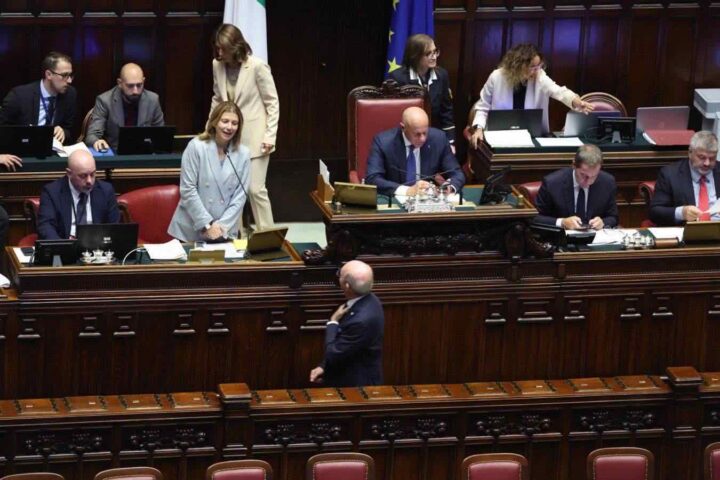 Legge elettorale, governo ottiene fiducia anche sull'articolo 3 mentre l'opposizione protesta