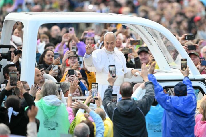 Leone XIV torna in piazza San Pietro dopo l'operazione al polmone per salutare i fedeli