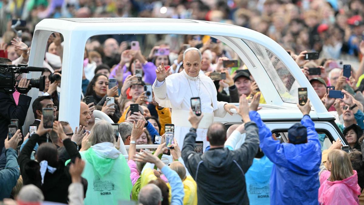 Leone XIV torna in piazza San Pietro dopo l'operazione al polmone per salutare i fedeli