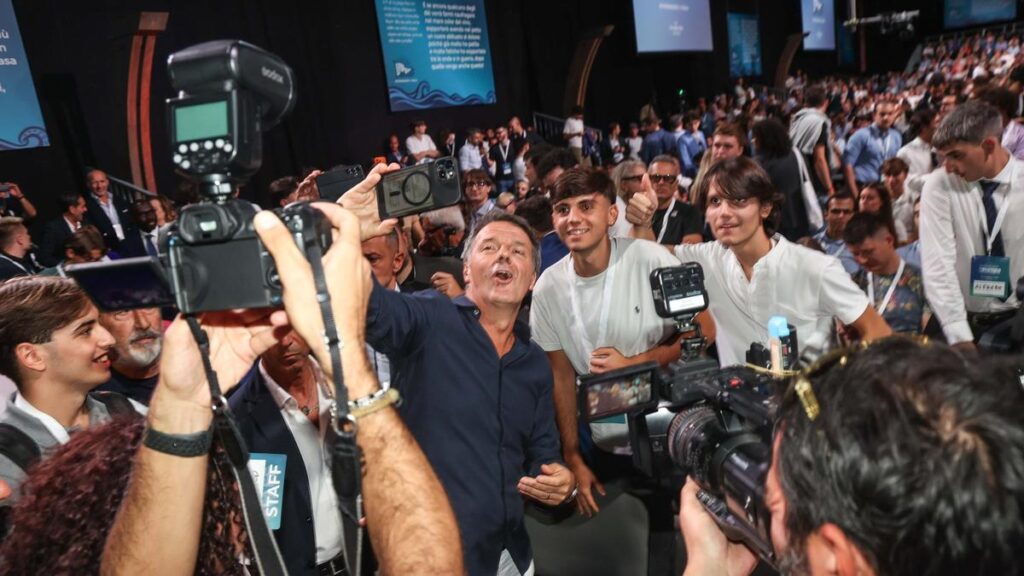 Leopolda 2026: Renzi apre la kermesse e denuncia un'Italia in peggioramento