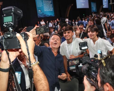 Leopolda 2026: Renzi apre la kermesse e denuncia un'Italia in peggioramento