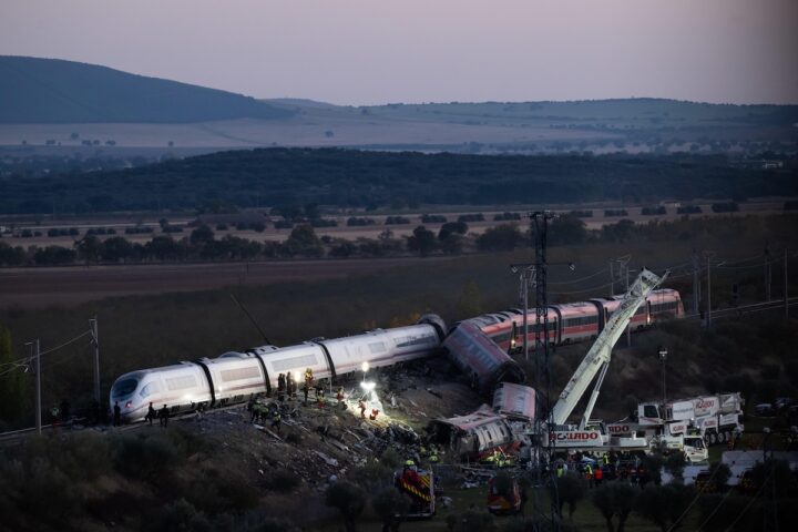 L'incidente ferroviario in Spagna provoca difficoltà alla campagna elettorale di Sánchez