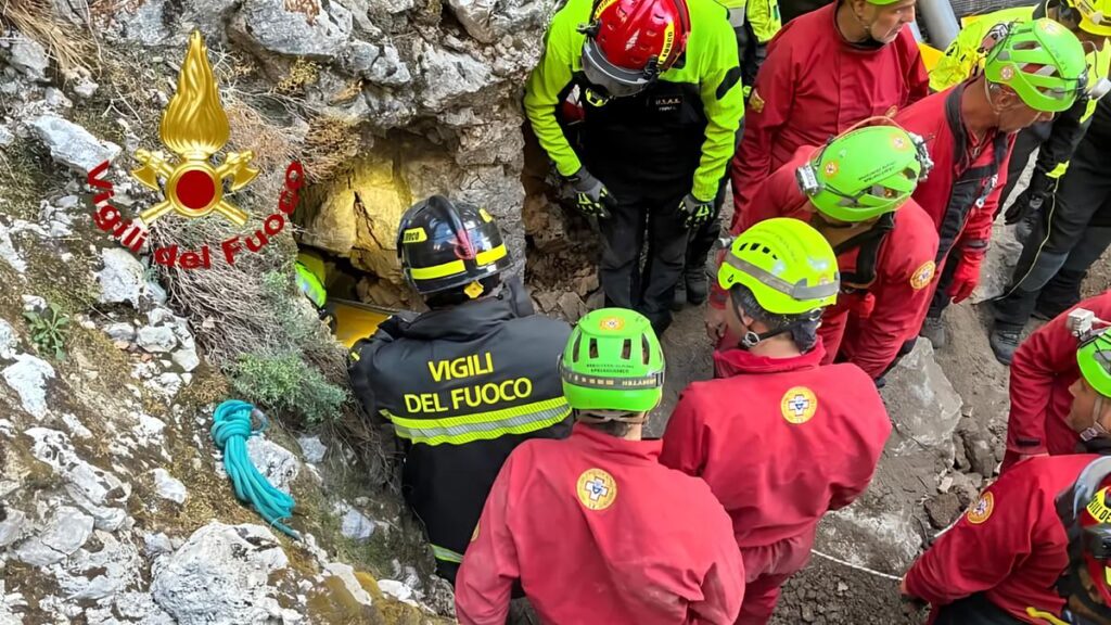 Luca riscoperto vivo dopo 27 ore di attesa nella grotta di Gorropeddu in Sardegna