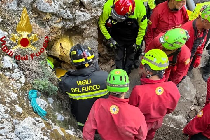 Luca riscoperto vivo dopo 27 ore di attesa nella grotta di Gorropeddu in Sardegna