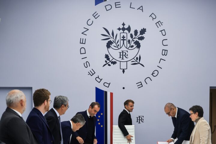 Macron annuncia possibili divieti di manifestazioni in Francia per garantire sicurezza urbana