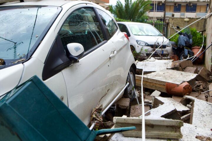 Maltempo al sud Italia: frane a Napoli, fango a Lipari e chiusure in Calabria