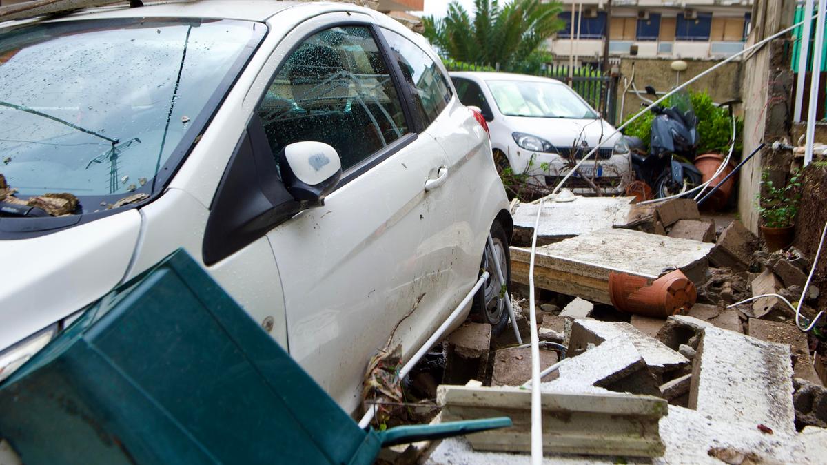 Maltempo al sud Italia: frane a Napoli, fango a Lipari e chiusure in Calabria