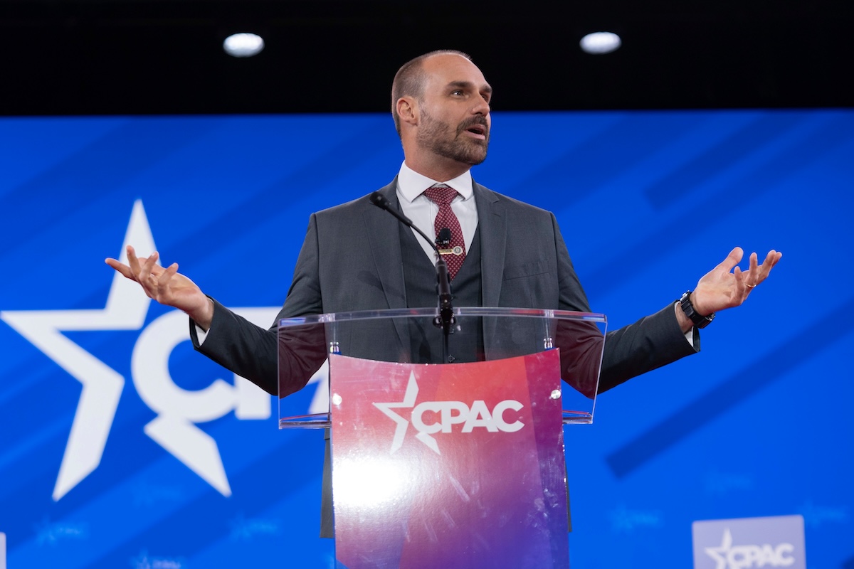Mandato di arresto spiccato in Brasile contro Eduardo Bolsonaro, ex deputato e figlio di Jair