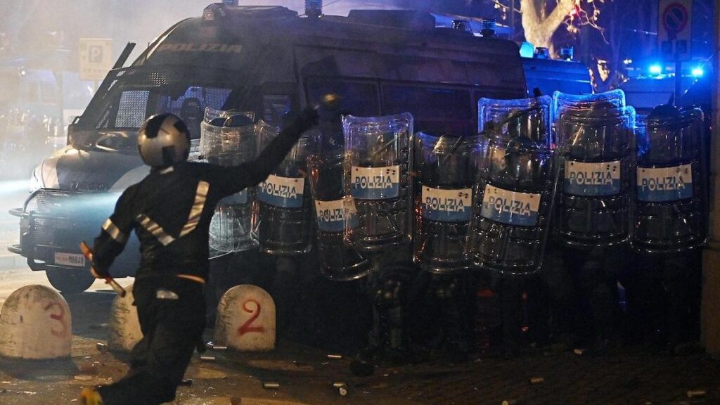 Manifestazione a Torino si trasforma in violenza, accusati di tentato omicidio 19 militanti