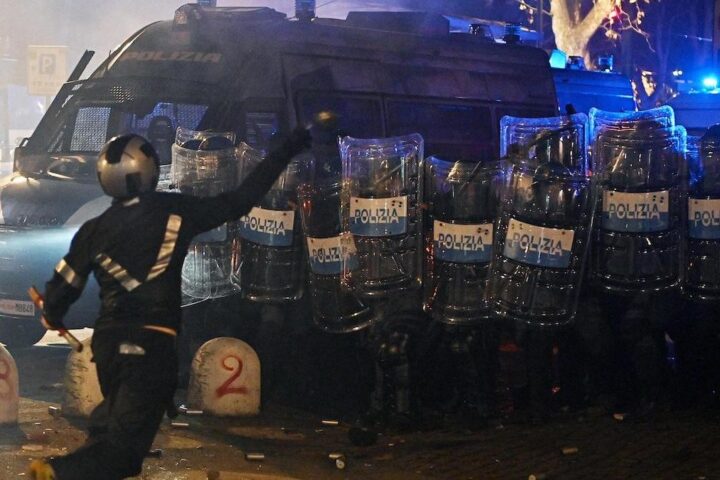 Manifestazione a Torino si trasforma in violenza, accusati di tentato omicidio 19 militanti