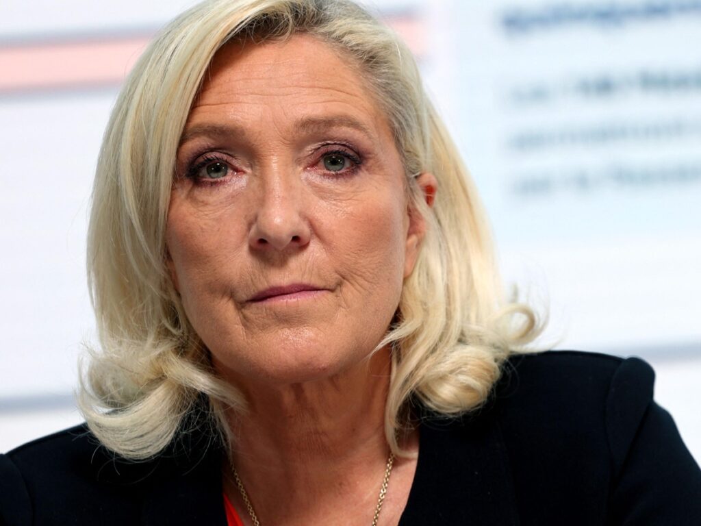 Marine Le Pen presenta il suo contro-budget: 125 misure per ridurre il deficit e le tasse
