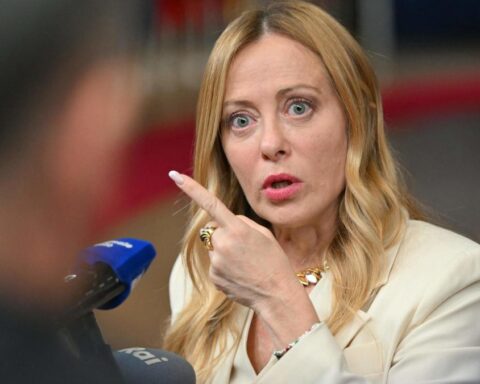 Meloni chiede opposizioni chiare contro le violenze ai cortei di Milano e Bologna
