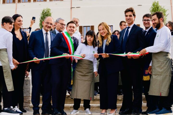 Meloni inaugura il Palazzo Saladini-Pilastri ad Ascoli, ma esplode la polemica sulla partecipazione dei dipendenti comunali