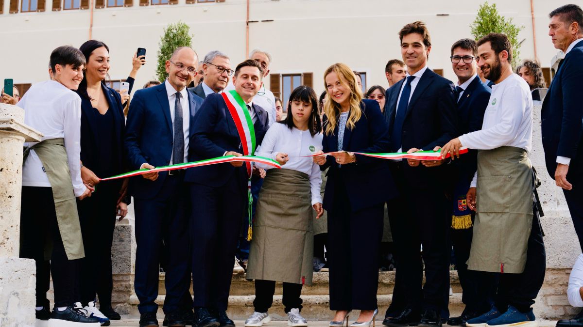 Meloni inaugura il Palazzo Saladini-Pilastri ad Ascoli, ma esplode la polemica sulla partecipazione dei dipendenti comunali