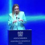 Meloni ironizza sulla sua altezza: «Non sono proprio un nano» durante l'assemblea di Assolombarda a Milano