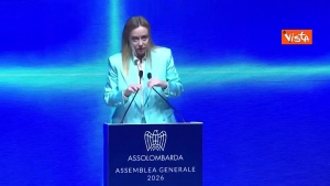 Meloni ironizza sulla sua altezza: «Non sono proprio un nano» durante l'assemblea di Assolombarda a Milano