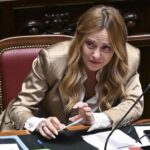 Meloni: «Non sono contraria al divieto dei social per i minori sotto 14 anni», le opposizioni accusano: «È lei a bloccare la legge»