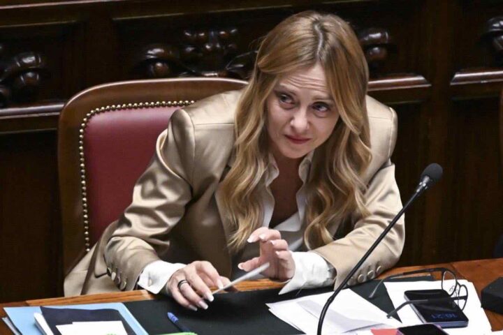 Meloni: «Non sono contraria al divieto dei social per i minori sotto 14 anni», le opposizioni accusano: «È lei a bloccare la legge»