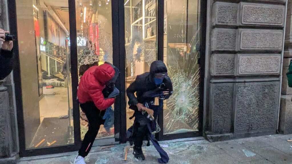 Milano: altri disordini e attacchi ai negozi, oltre 200 giovani fermati durante la guerriglia urbana