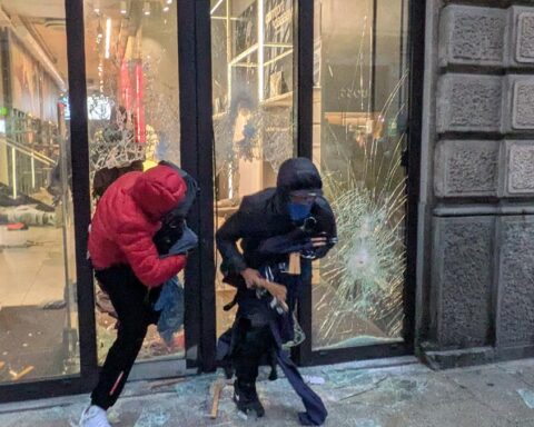 Milano: altri disordini e attacchi ai negozi, oltre 200 giovani fermati durante la guerriglia urbana