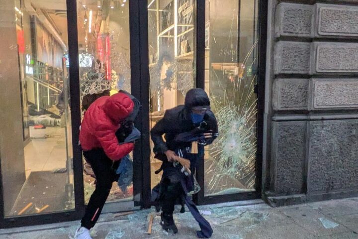 Milano: altri disordini e attacchi ai negozi, oltre 200 giovani fermati durante la guerriglia urbana