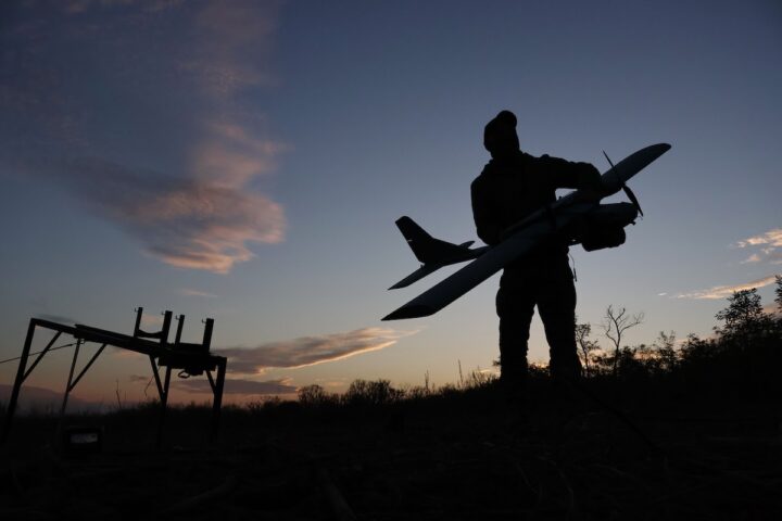 Musk impone limitazioni a Starlink in Ucraina, creando problemi alle forze armate