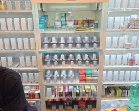 Napoli in crisi: consumo di carburante al collasso e scaffali vuoti nei supermercati