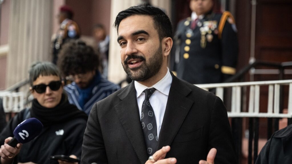 New York, agente dell'Ice ferisce un uomo a Marble Hill, protesta del sindaco Mamdani