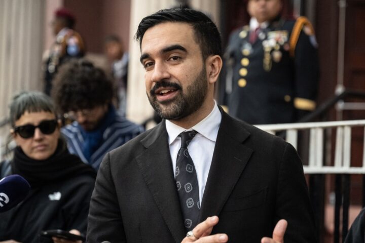 New York, agente dell'Ice ferisce un uomo a Marble Hill, protesta del sindaco Mamdani