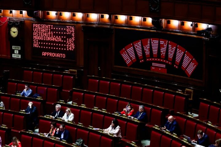 Nuova legge elettorale salva mille euro di pensione per 184 deputati e 81 senatori