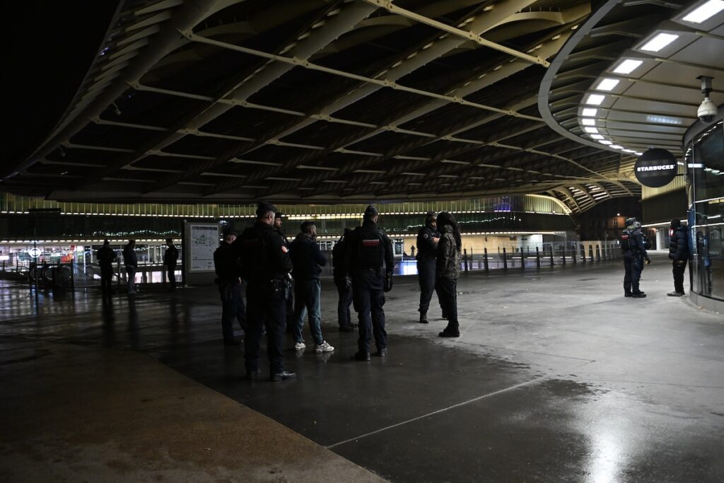 Nuovi coprifuoco a Parigi e in altre città francesi per ripristinare l'ordine dopo le proteste