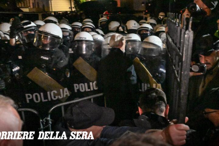 Polonia, tensioni e proteste dopo la sospensione del presidente della Corte costituzionale