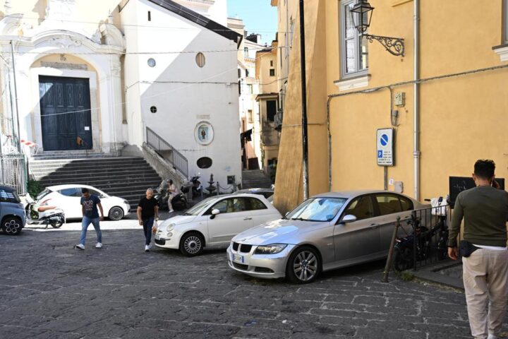 Presunto aggressore di 57 anni fermato dopo accoltellamento di una ragazza a Salerno