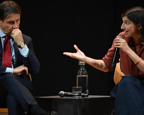 Primarie del campo largo: divisioni tra Elly Schlein e Giuseppe Conte sul futuro della coalizione