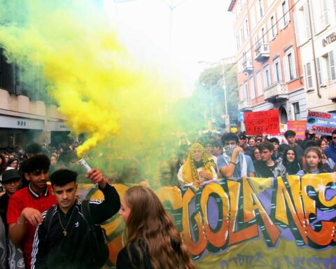 Proteste a Milano: i promotori difendono l'iniziativa pacifica e criticano la violenza