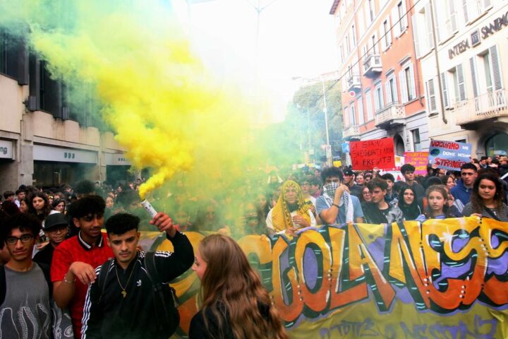 Proteste a Milano: i promotori difendono l'iniziativa pacifica e criticano la violenza