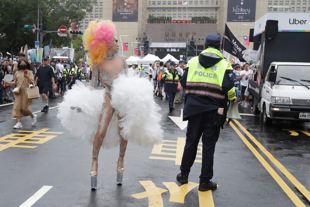 Proteste a Taipei dopo la perquisizione di un bar gay in occasione dell'indagine per oltraggio alla moralità pubblica