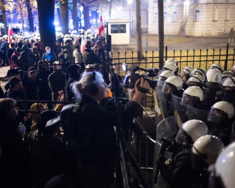 Proteste a Varsavia contro la sospensione del presidente della Corte Costituzionale polacca