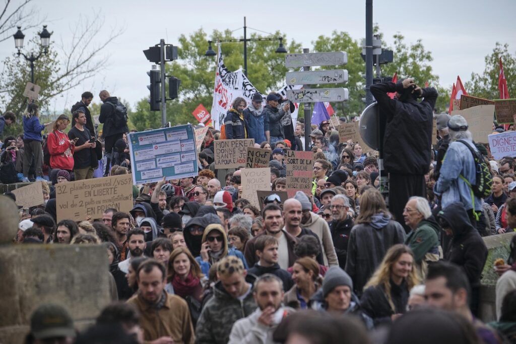Proteste in Francia: centinaia di migliaia in piazza, ma meno violenze rispetto alla settimana scorsa