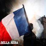 Proteste in Francia, ingresso del Louvre bloccato dai manifestanti mentre i negozianti si organizzano per la sicurezza