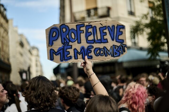 Proteste in Francia per la riforma della scuola: studenti richiedono più fondi e insegnanti