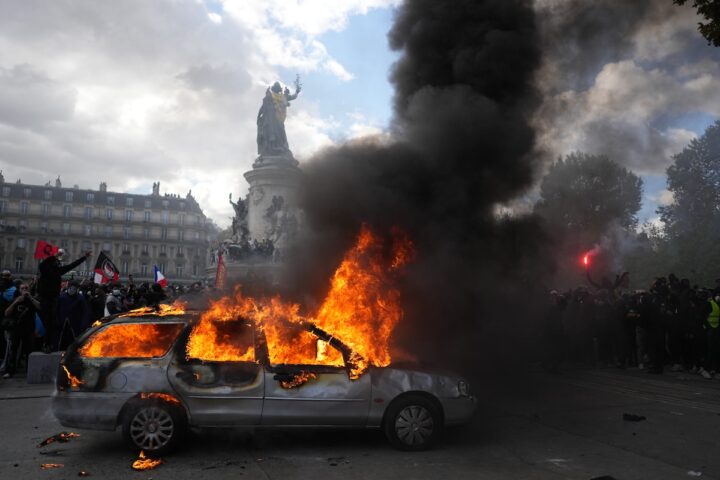 Proteste in Francia: scontri tra manifestanti e polizia, gravissimi danni a Parigi, Lione e Marsiglia