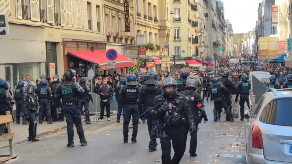 Proteste in Francia: video in diretta da Parigi mentre i gilet gialli manifestano
