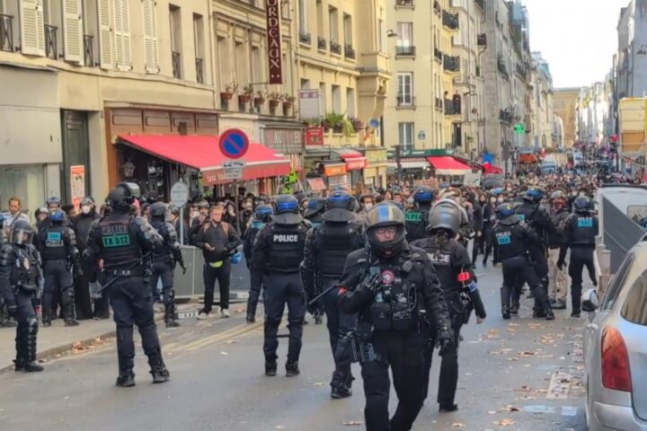 Proteste in Francia: video in diretta da Parigi mentre i gilet gialli manifestano