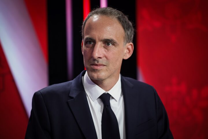 Raphaël Glucksmann propone regolarizzazione per 300mila immigrati irregolari in Francia