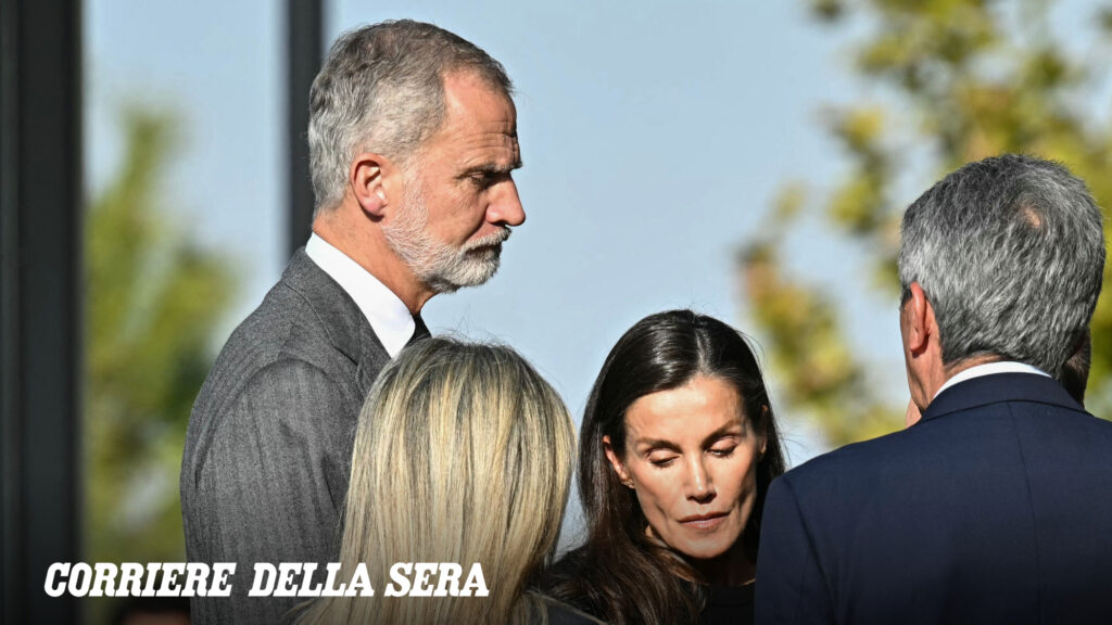 Re Felipe VI e regina Letizia in visita ai feriti del disastro ferroviario di Urda, 69 vittime