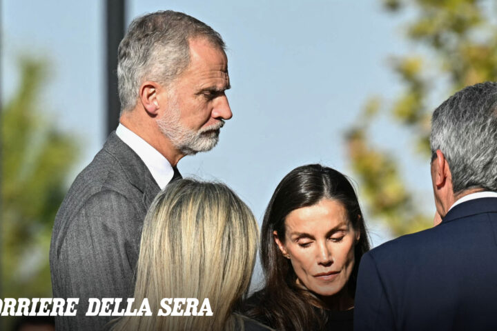 Re Felipe VI e regina Letizia in visita ai feriti del disastro ferroviario di Urda, 69 vittime