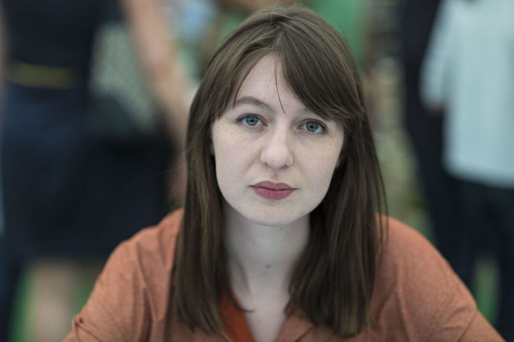Sally Rooney interrompe la vendita dei suoi libri nel Regno Unito per il supporto a Palestine Action